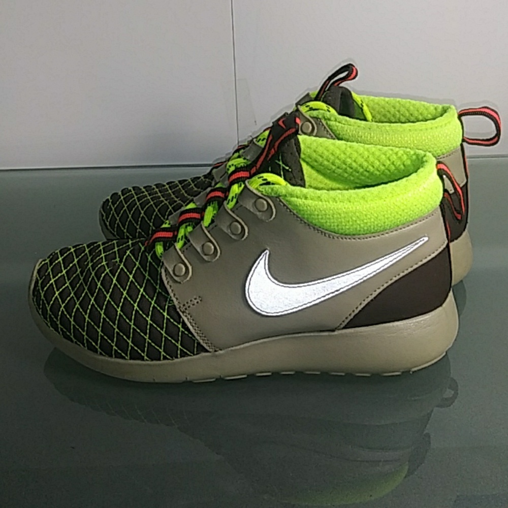 Boys neon and brown Nike boots size 4 youth
